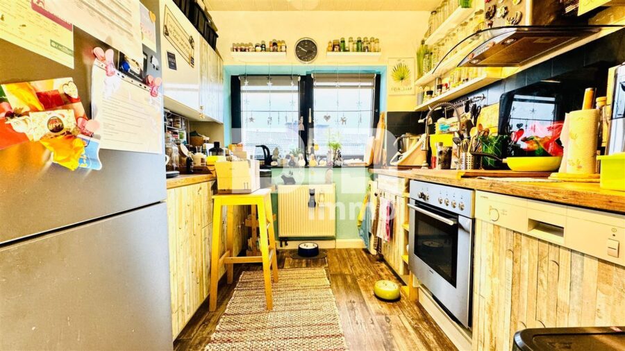 Schönes 1 bis 2 Familienwohnhaus mit großem Garten, Terrasse, Doppelgarage und Herkulesblick - OG / DG Küche / Einbauküche